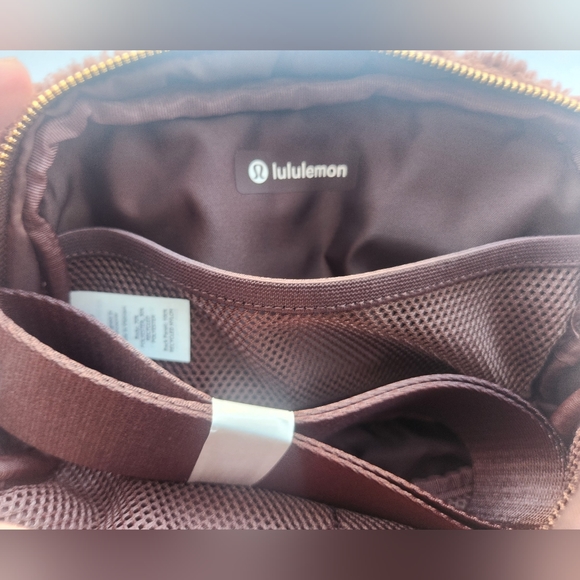 Lululemon Fleece Everywhere Belt Bag Brown/Gold 1L Limited NWT - Picture 3 of 6